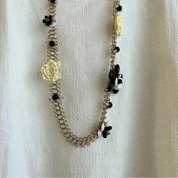 Stunning flower necklace - Picture 7 of 8